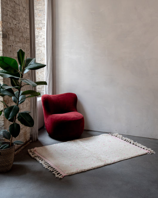 Moderner, handgefertigter Berber-Teppich aus Marokko. Beniourain-Teppich mit schönen Farben und Mustern und flauschiger Wollstruktur.