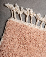 Moderner, handgefertigter Berber-Teppich aus Marokko. Beniourain-Teppich mit schönen Farben und Mustern und flauschiger Wollstruktur.