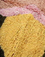Moderner, handgefertigter Berber-Teppich aus Marokko. Beniourain-Teppich mit schönen Farben und Mustern und flauschiger Wollstruktur.