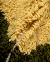 Moderner, handgefertigter Berber-Teppich aus Marokko. Beniourain-Teppich mit schönen Farben und Mustern und flauschiger Wollstruktur.