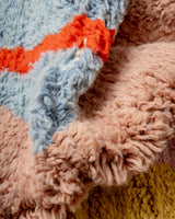 Moderner, handgefertigter Berber-Teppich aus Marokko. Beniourain-Teppich mit schönen Farben und Mustern und flauschiger Wollstruktur.