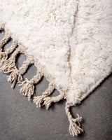 Moderner, handgefertigter Berber-Teppich aus Marokko. Beniourain-Teppich mit minimalistischem Design, natürlichem Wollflor und flauschiger Textur.