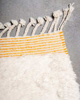 Moderner, handgefertigter Berber-Teppich aus Marokko. Beniourain-Teppich mit schönen Farben und Mustern und flauschiger Wollstruktur.