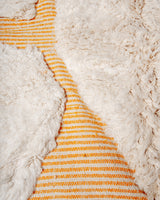 Moderner, handgefertigter Berber-Teppich aus Marokko. Beniourain-Teppich mit schönen Farben und Mustern und flauschiger Wollstruktur.