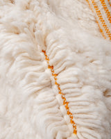 Moderner, handgefertigter Berber-Teppich aus Marokko. Beniourain-Teppich mit schönen Farben und Mustern und flauschiger Wollstruktur.