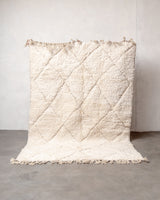Moderner, handgefertigter Berber-Teppich aus Marokko. Beniourain-Teppich mit minimalistischem Design, natürlichem Wollflor und flauschiger Textur.
