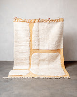 Moderner, handgefertigter Berber-Teppich aus Marokko. Beniourain-Teppich mit schönen Farben und Mustern und flauschiger Wollstruktur.