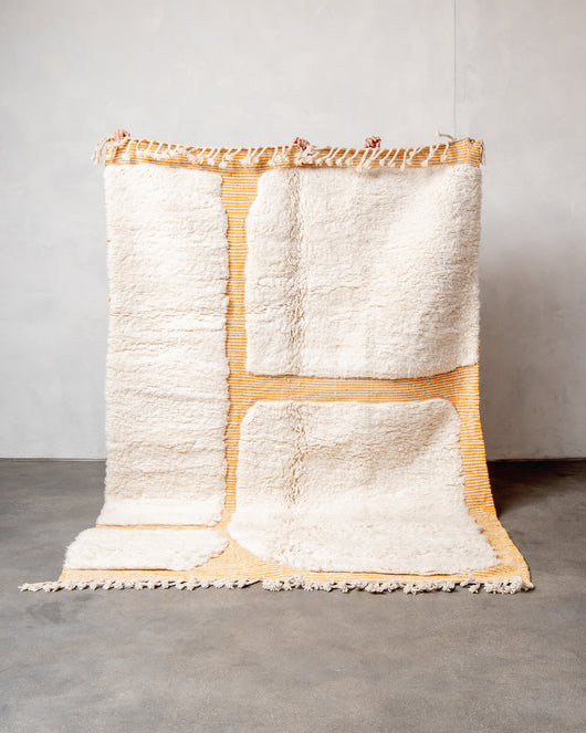 Moderner, handgefertigter Berber-Teppich aus Marokko. Beniourain-Teppich mit schönen Farben und Mustern und flauschiger Wollstruktur.