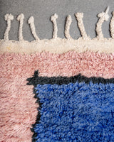 Moderner, handgefertigter Berber-Läuferteppich aus Marokko. Beniourain-Teppich mit schönen Farben und Mustern und flauschiger Wollstruktur.