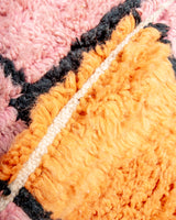 Moderner, handgefertigter Berber-Läuferteppich aus Marokko. Beniourain-Teppich mit schönen Farben und Mustern und flauschiger Wollstruktur.