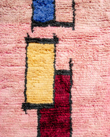Moderner, handgefertigter Berber-Läuferteppich aus Marokko. Beniourain-Teppich mit schönen Farben und Mustern und flauschiger Wollstruktur.