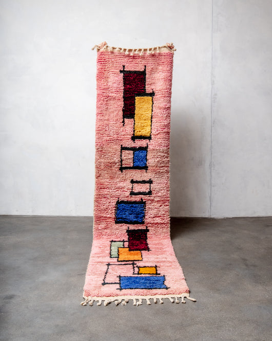 Moderner, handgefertigter Berber-Läuferteppich aus Marokko. Beniourain-Teppich mit schönen Farben und Mustern und flauschiger Wollstruktur.