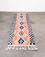 Moderner, handgefertigter Berber-Teppich aus Marokko. Beniourain-Teppich mit schönen Farben und Mustern und flauschiger Wollstruktur.