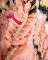 Moderner, handgefertigter Berber-Teppich aus Marokko. Beniourain-Teppich mit schönen Farben und Mustern und flauschiger Wollstruktur.