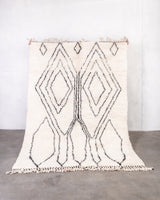 Moderner, handgefertigter Berber-Teppich aus Marokko. Beniourain-Teppich mit schönen Farben und Mustern und flauschiger Wollstruktur.