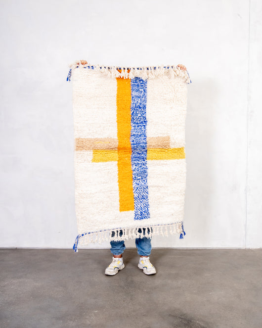 Moderner Designer handgefertigter Berber Teppich aus Marokko Beniourain mit schönen Farben und Mustern