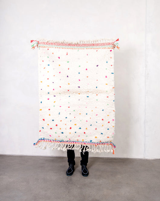 Moderner, handgefertigter Berber-Teppich aus Marokko. Beniourain-Teppich mit schönen Farben und Mustern und flauschiger Wollstruktur.