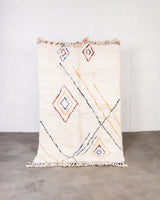 Moderner Designer handgefertigter Berber Teppich aus Marokko Beniourain mit schönen Farben und Mustern