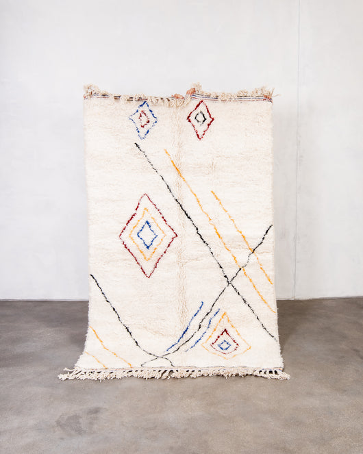 Moderner Designer handgefertigter Berber Teppich aus Marokko Beniourain mit schönen Farben und Mustern
