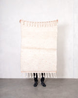 Moderner, handgefertigter Berber-Teppich aus Marokko. Beniourain-Teppich mit schönen Farben und Mustern und flauschiger Wollstruktur.