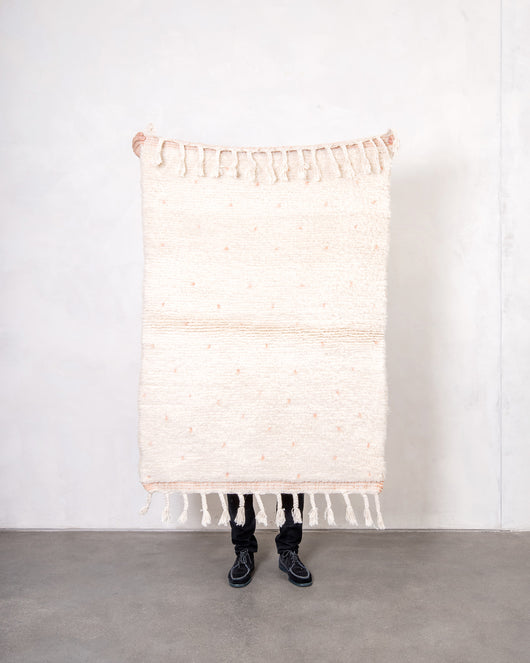 Moderner, handgefertigter Berber-Teppich aus Marokko. Beniourain-Teppich mit schönen Farben und Mustern und flauschiger Wollstruktur.