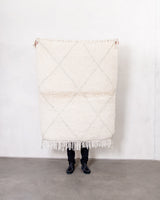 Moderner, handgefertigter Berber-Teppich aus Marokko. Beniourain-Teppich mit schönen Farben und Mustern und flauschiger Wollstruktur.