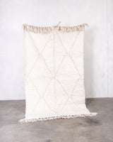 Moderner, handgefertigter Berber-Teppich aus Marokko. Beniourain-Teppich mit schönen Farben und Mustern und flauschiger Wollstruktur.