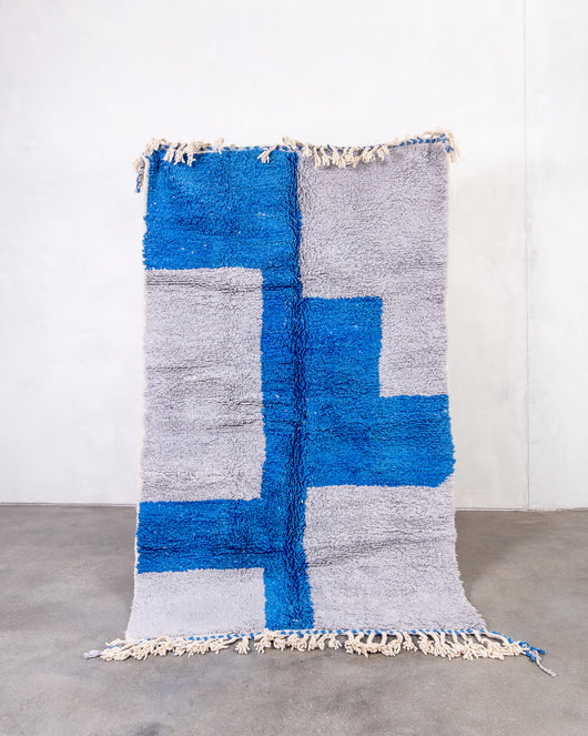 Moderner, handgefertigter Berber-Teppich aus Marokko. Beniourain-Teppich mit schönen Farben und Mustern und flauschiger Wollstruktur.