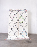 Moderner, handgefertigter Berber-Teppich aus Marokko. Beniourain-Teppich mit schönen Farben und Mustern und flauschiger Wollstruktur.