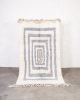 Moderner, handgefertigter Berber-Teppich aus Marokko. Beniourain-Teppich mit schönen Farben und Mustern und flauschiger Wollstruktur.