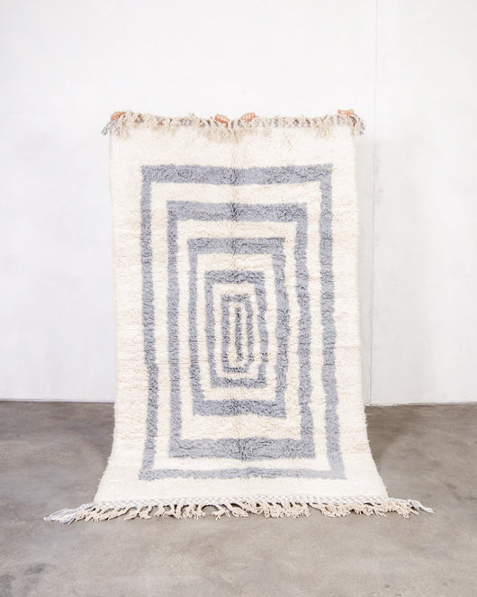 Moderner, handgefertigter Berber-Teppich aus Marokko. Beniourain-Teppich mit schönen Farben und Mustern und flauschiger Wollstruktur.