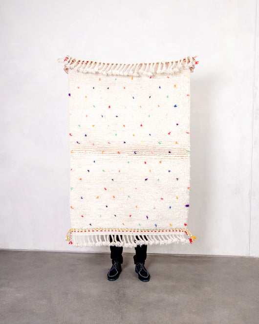 Moderner, handgefertigter Berber-Teppich aus Marokko. Beniourain-Teppich mit schönen Farben und Mustern und flauschiger Wollstruktur.