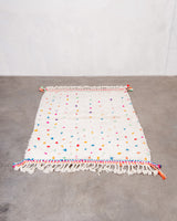 Moderner, handgefertigter Berber-Teppich aus Marokko. Beniourain-Teppich mit schönen Farben und Mustern und flauschiger Wollstruktur.