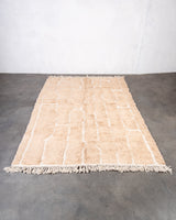 Moderner, handgefertigter Berber-Teppich aus Marokko. Beniourain-Teppich mit schönen Farben und Mustern und flauschiger Wollstruktur.