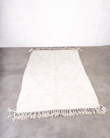 Moderner, handgefertigter Berber-Teppich aus Marokko. Beniourain-Teppich mit schönen Farben und Mustern und flauschiger Wollstruktur.