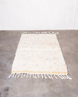 Moderner, handgefertigter Berber-Teppich aus Marokko. Beniourain-Teppich mit schönen Farben und Mustern und flauschiger Wollstruktur.