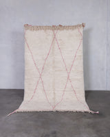 Moderner Designer handgefertigter Berber Teppich aus Marokko Beniourain mit schönen Farben und Mustern