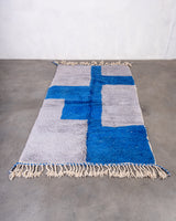 Moderner, handgefertigter Berber-Teppich aus Marokko. Beniourain-Teppich mit schönen Farben und Mustern und flauschiger Wollstruktur.
