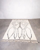 Moderner, handgefertigter Berber-Teppich aus Marokko. Beniourain-Teppich mit schönen Farben und Mustern und flauschiger Wollstruktur.