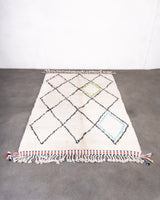 Moderner, handgefertigter Berber-Teppich aus Marokko. Beniourain-Teppich mit schönen Farben und Mustern und flauschiger Wollstruktur.