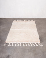 Moderner, handgefertigter Berber-Teppich aus Marokko. Beniourain-Teppich mit schönen Farben und Mustern und flauschiger Wollstruktur.