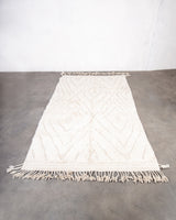 Moderner, handgefertigter Berber-Teppich aus Marokko. Beniourain-Teppich mit schönen Farben und Mustern und flauschiger Wollstruktur.