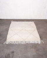 Moderner, handgefertigter Berber-Teppich aus Marokko. Beniourain-Teppich mit schönen Farben und Mustern und flauschiger Wollstruktur.
