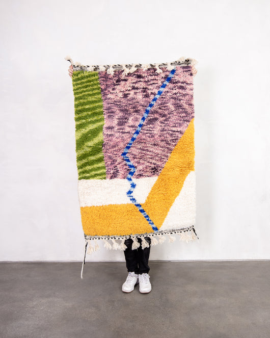 Moderner Designer handgefertigter Berber Teppich aus Marokko Beniourain mit schönen Farben und Mustern