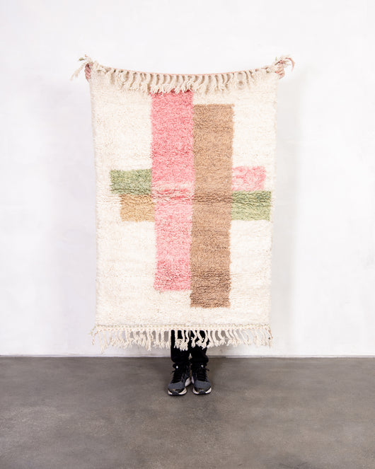 Moderner Designer handgefertigter Berber Teppich aus Marokko Beniourain mit schönen Farben und Mustern