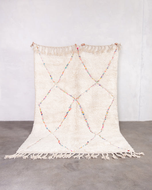 Moderner Designer handgefertigter Berber Teppich aus Marokko Beniourain mit schönen Farben und Mustern