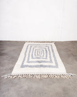 Moderner, handgefertigter Berber-Teppich aus Marokko. Beniourain-Teppich mit schönen Farben und Mustern und flauschiger Wollstruktur.