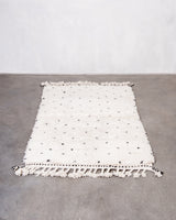 Moderner, handgefertigter Berber-Teppich aus Marokko. Beniourain-Teppich mit schönen Farben und Mustern und flauschiger Wollstruktur.