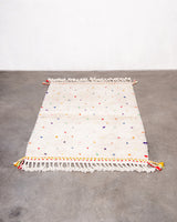 Moderner, handgefertigter Berber-Teppich aus Marokko. Beniourain-Teppich mit schönen Farben und Mustern und flauschiger Wollstruktur.