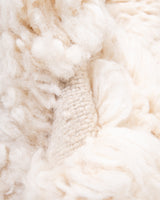 Moderner, handgefertigter Berber-Teppich aus Marokko. Beniourain-Teppich mit schönen Farben und Mustern und flauschiger Wollstruktur.